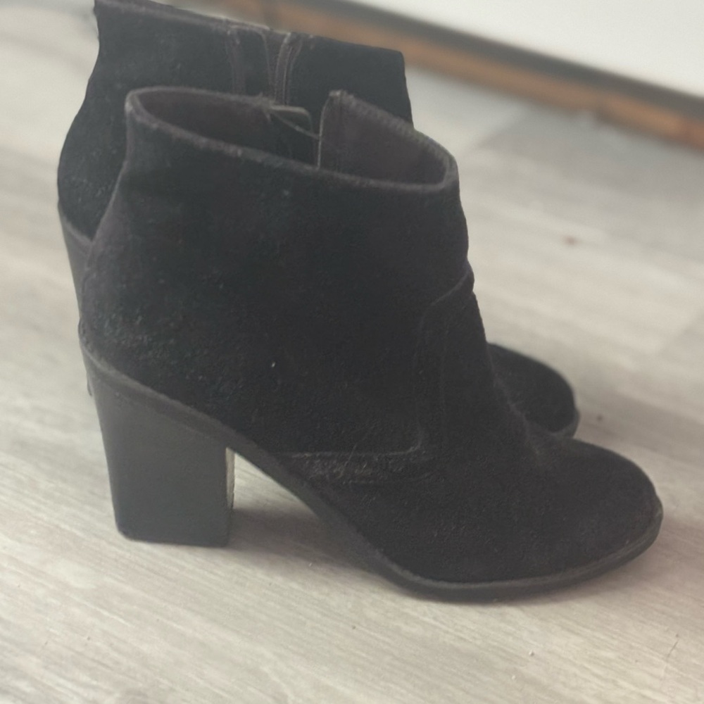 Elegant Black Heeled Boots